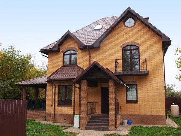 Дом из кирпича с мансардой в Челябинске